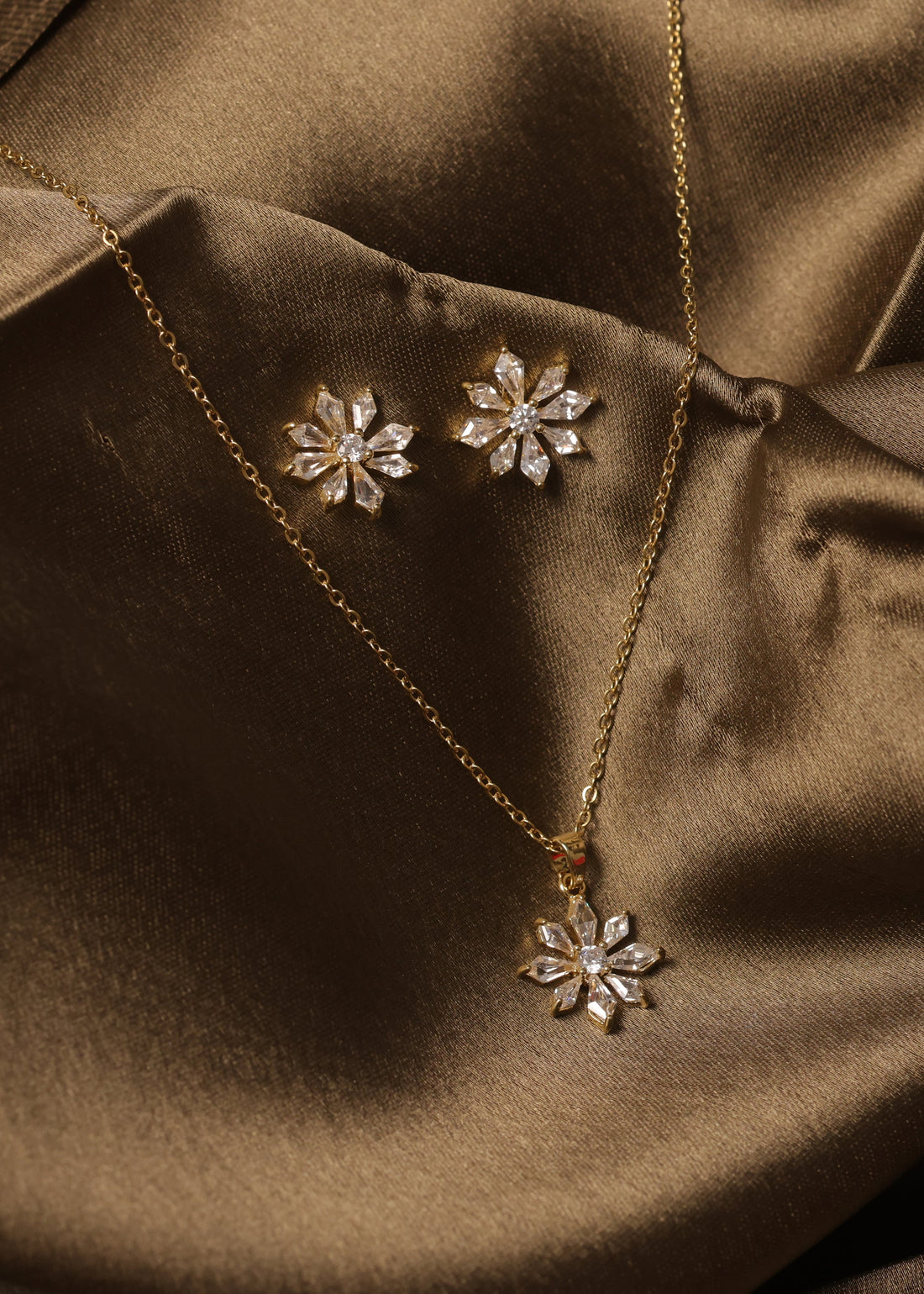 ISHNA Flower Sparkle Pendant Set