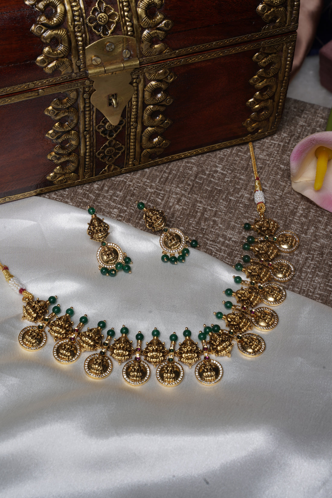Mayuri Emerald Stone Haar Set