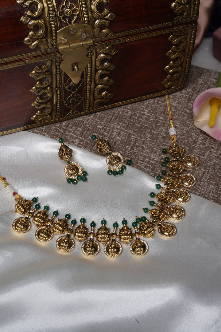 Mayuri Emerald Stone Haar Set